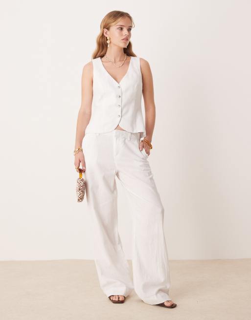 Conjunto blanco de pantalones y chaleco de tejido rico en lino de Gina Tricot