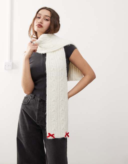 Conjunto blanco de sombrero y bufanda con lazos rojos de Reclaimed Vintage