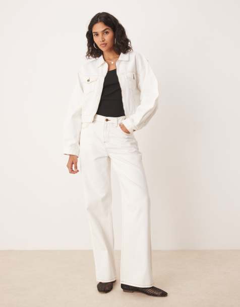 Conjunto blanco de vaqueros de talle alto y pernera recta y chaqueta vaquera con mangas globo y pespuntes en contraste de SNDYS - view 1
