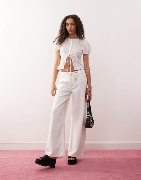 Conjunto blanco de vaqueros de talle bajo y top corto abotonado con mangas abullonadas, bordado inglés y detalle de lazada de Lioness - view 1