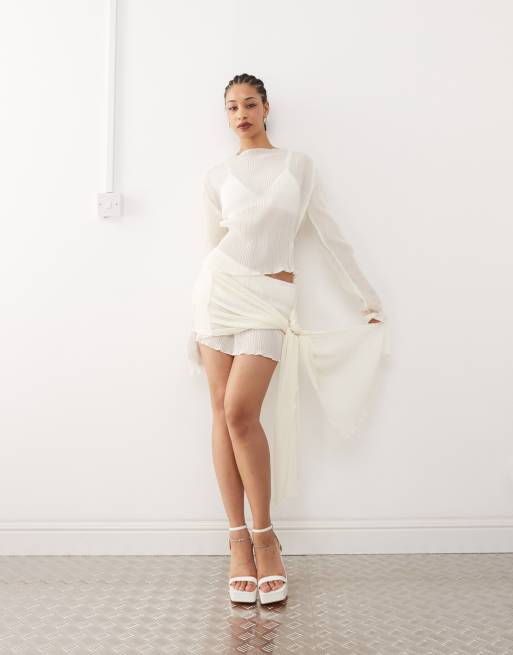 Conjunto blanco marfil de minifalda y top plisado de manga larga de Lioness