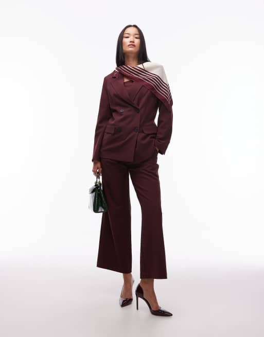 Conjunto burdeos de top corsetero, pantalones de pernera ancha y americana de sastre extragrande de 4th & Reckless