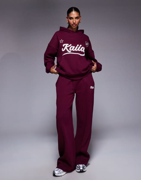 Conjunto burdeos y crema de sudadera extragrande con capucha y joggers de pernera ancha y logo bordado de Kaiia - view 1