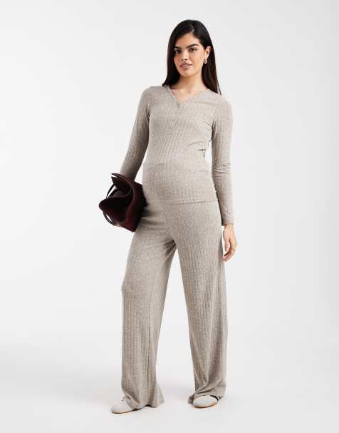 Conjunto caqui jaspeado de pantalones con diseño por encima del vientre y top de manga larga con botones delanteros y diseño doble para lactancia de Mamalicious Maternity - view 1