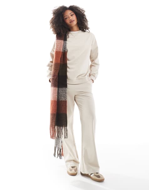 Conjunto color avena de sudadera de corte extragrande alargado y joggers de pernera ancha de Vero Moda - view 1
