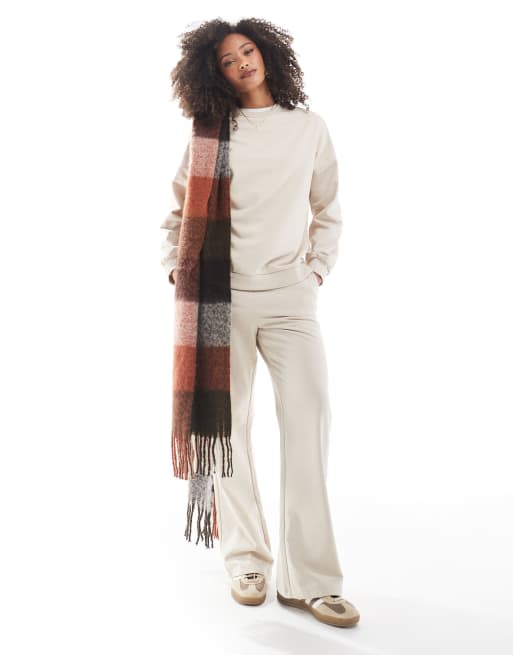 Conjunto color avena de sudadera de corte extragrande alargado y joggers de pernera ancha de Vero Moda