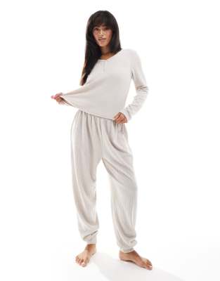 Conjunto color avena de top con cuello panadero y joggers de canalé cepillado de Loungeable