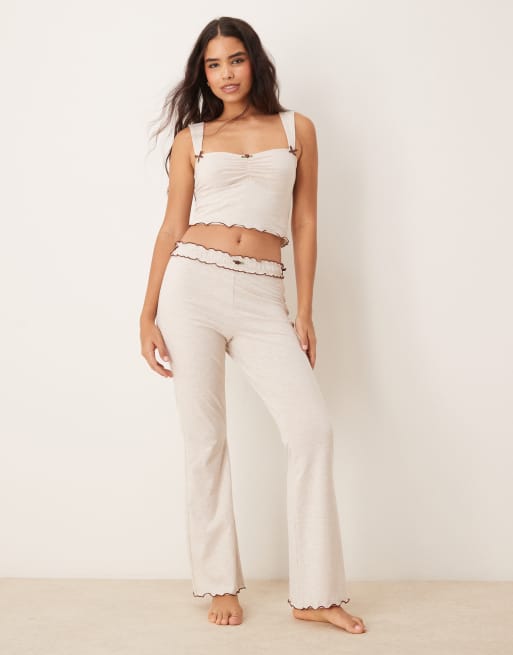 Conjunto color avena jaspeado de pantalones de corte slim acampanado y top corto con pecho fruncido y bordes ondulados en contraste Cady exclusivo de The Frolic