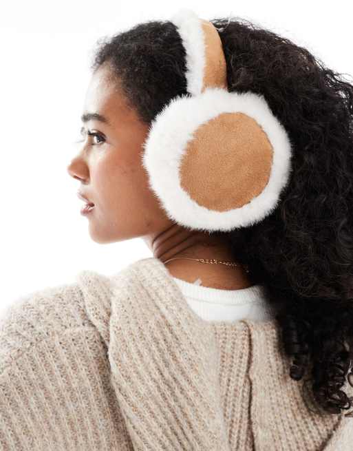 Conjunto color camel con orejeras y guantes de borreguito de New Look