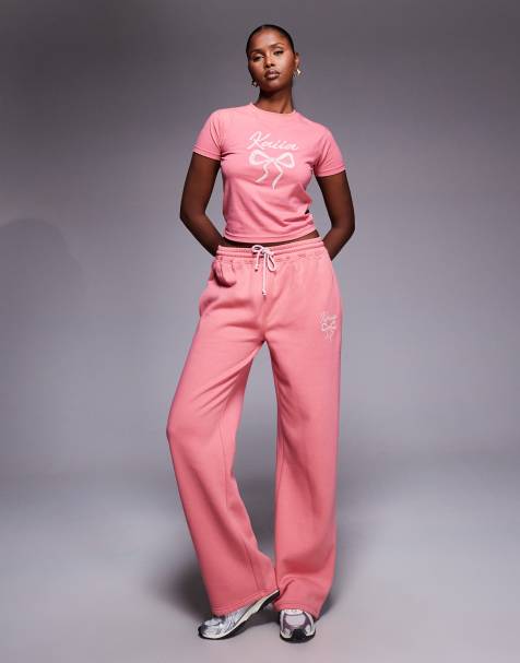 Conjunto color coral y rosa pastel de joggers, sudadera con capucha y top corto de manga corta con cuello redondo y logo con lazo de Kaiia - view 1