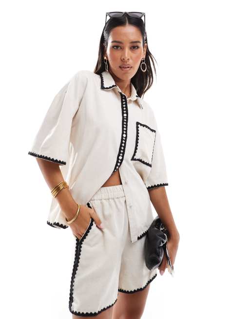 Conjunto color crema de pantalones cortos y camisa con pespuntes de festón de Vero Moda