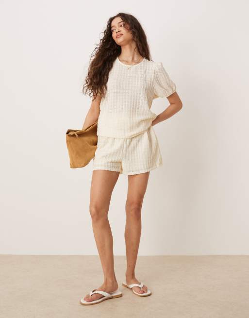 Conjunto color crema de pantalones cortos y camiseta con mangas abullonadas de tejido texturizado de VILA