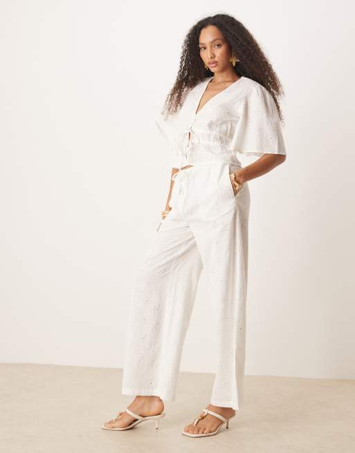 Conjunto color crema de pantalones sin cierres y top con lazada delantera y bordado floral de ASOS DESIGN