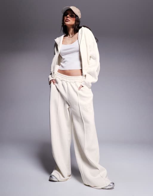 Conjunto color crema de sudadera corta con capucha y cremallera y joggers de pernera ancha de Weekend Collective
