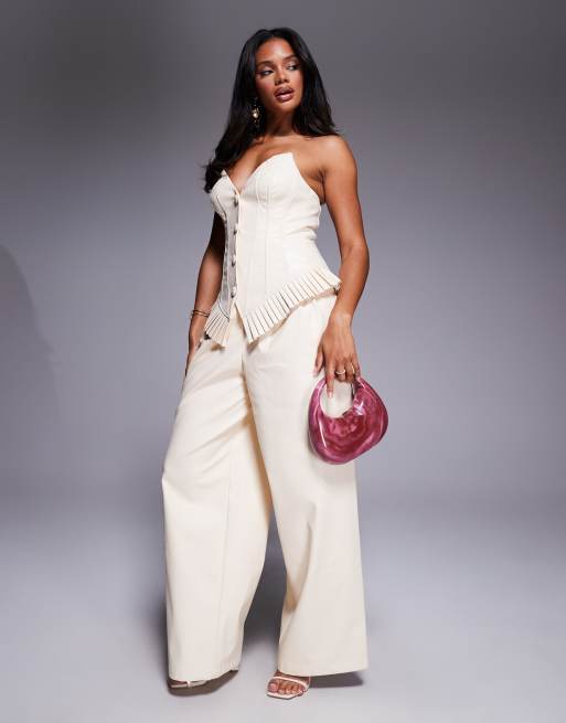 Conjunto color crema de top con escote palabra de honor y pantalones de pernera ancha con pinzas de poliuretano de ASOS LUXE