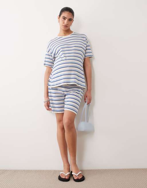 Conjunto color crema y azul a rayas de pantalones cortos con lazada en la cintura y camiseta extragrande de punto texturizado de Mamalicious Maternity