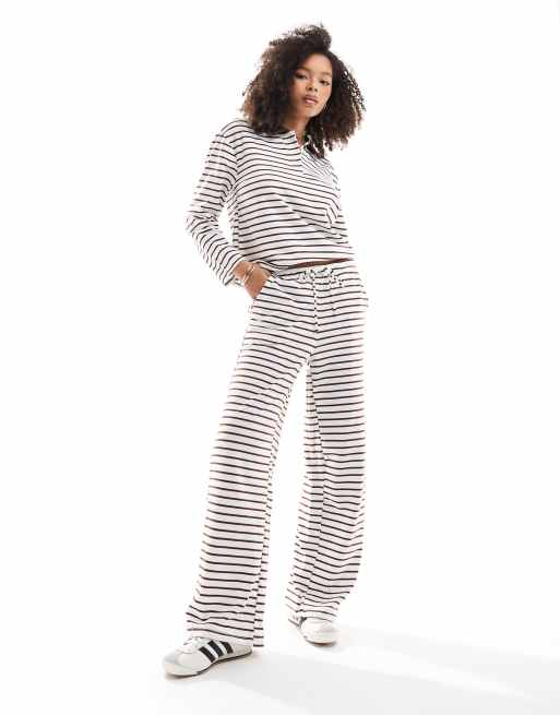 Conjunto color crema y marrón a rayas de top tipo polo y pantalones de pernera ancha de punto liso de Vero Moda