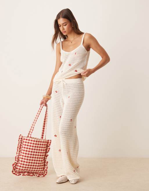 Conjunto color crudo de top de tirantes y pantalones con bordado de frutas de punto de ASOS DESIGN