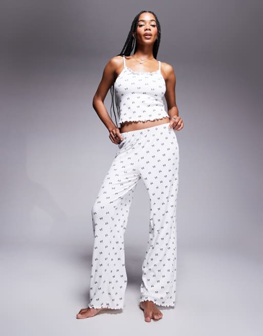 Conjunto color marfil de pantalones y top de tirantes con estampado de lazos de Boux Avenue