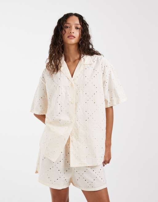 Conjunto color melocotón de camisa y pantalones cortos con bordado inglés de Lacoste