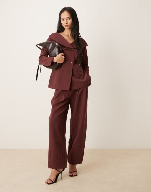 Conjunto color oporto de americana con cuello abierto de solapas y pantalones de pernera ancha con pinzas de AWARE