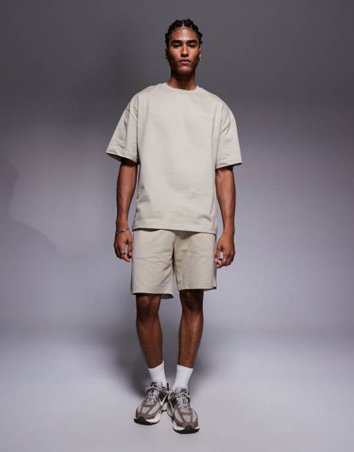 Conjunto color piedra de pantalones cortos y camiseta con diseño estampado de River Island