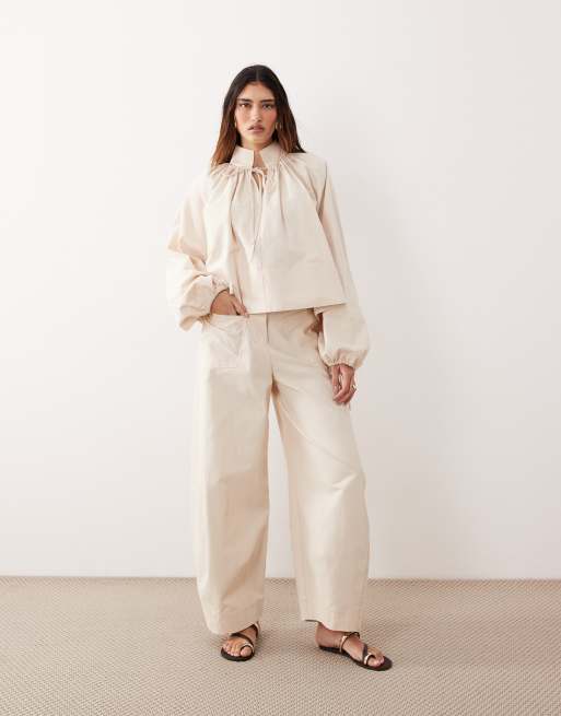 Conjunto color piedra de pantalones de corte barrel y top con mangas globo y cuello fruncido de ARRANGE