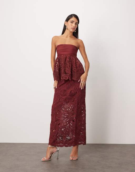 Conjunto color vino de falda midi de corte recto y top con bordado Cornely floral, escote palabra de honor y lazada en la espalda de ARRANGE