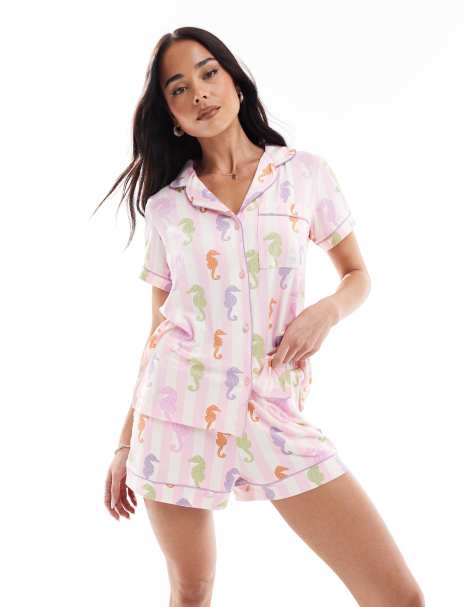 Conjunto de camisa de manga corta con solapas y pantalones cortos con estampado de caballitos de mar y rayas de poliéster exclusivo de Chelsea Peers - view 1