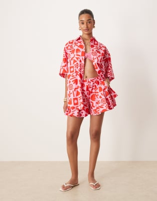 Conjunto de camisa extragrande de manga corta y pantalones cortos sin cierres con vuelo, estampado artístico y detalle de pinzas de ASOS DESIGN - view 1