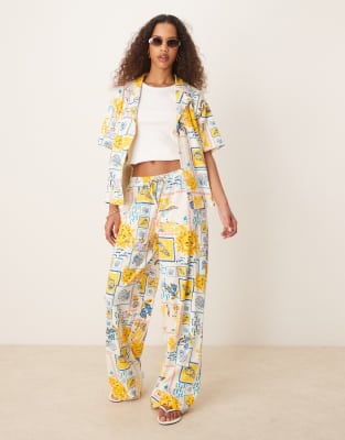 Conjunto de camisa, pantalones y pantalones cortos con estampado de postales de tejido efecto lino de ASOS DESIGN - view 1
