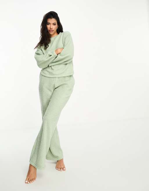 Conjunto de estar por casa color salvia de sudadera con capucha y pantalones de pernera ancha de borreguito de ASOS DESIGN 