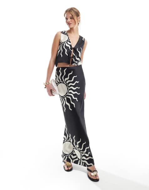 Conjunto de falda larga y top corto con detalle de pajarita reversible y estampado de soles en contraste de satén de 4th & Reckless - view 1