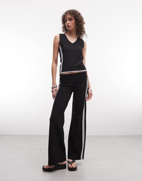 Conjunto de pantalones de chándal de talle bajo y top entallado de tirantes con cuello de pico de COLLUSION - view 1