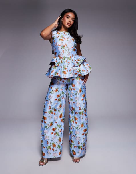 Conjunto de pantalones de corte barrel y top con patrón floral Capri, sobrefalda y lazo en la espalda de jacquard de ASOS LUXE - view 1