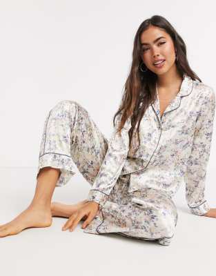 Conjunto de pijama de camisa y pantalones con estampado floral crema de Vero Moda