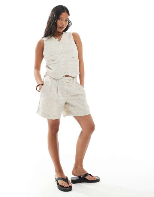 Conjunto de sastre color avena de chaleco y pantalones cortos con pinzas delanteras de Vero Moda Petite