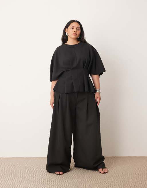Conjunto de sastre negro de pantalones de pernera ancha y top de manga corta con cintura plisada de ARRANGE Curve