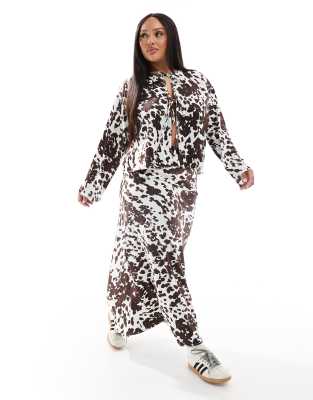 Conjunto de top y falda con estampado de vaca de satén de PIECES Curve - view 1