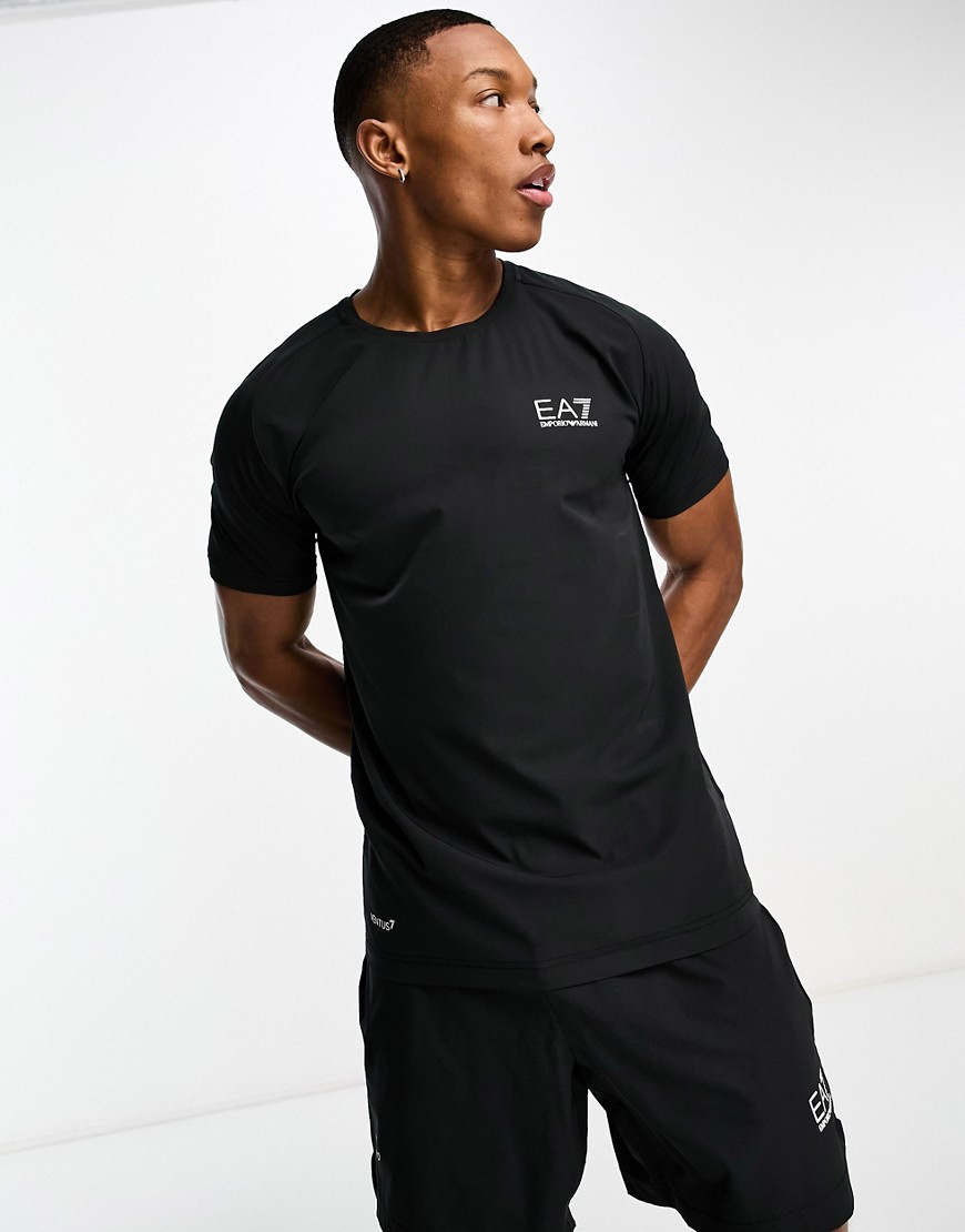 conjunto deportivo negro de camiseta y pantalones cortos de emporio armani ea7