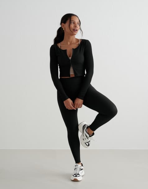 Conjunto deportivo negro de mallas y sujetador con cremallera de canalé de Aim'n - view 1