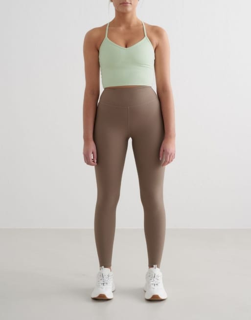 Conjunto deportivo verde menta de top y pantalones muy cortos de canalé de Aim'n