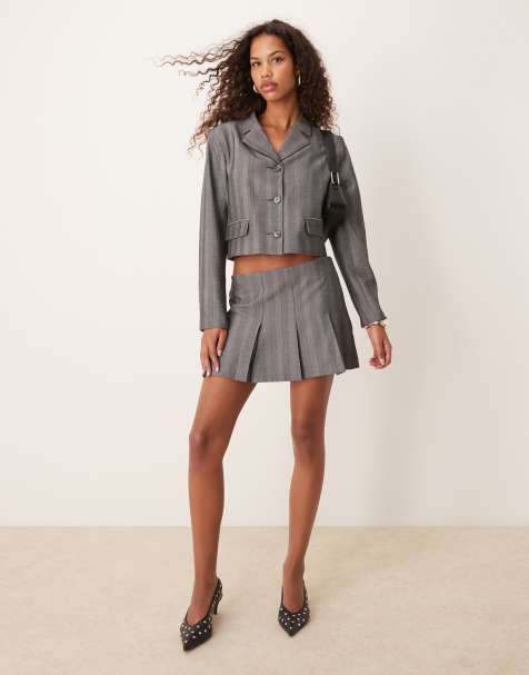 Conjunto gris a rayas de americana, falda pantalón y top sin mangas con patrón de espiga de Abercrombie & Fitch - view 1