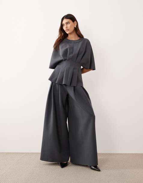 Conjunto gris carbón de pantalones de pernera ancha y top de manga corta con pliegues en la cintura de ARRANGE - view 1