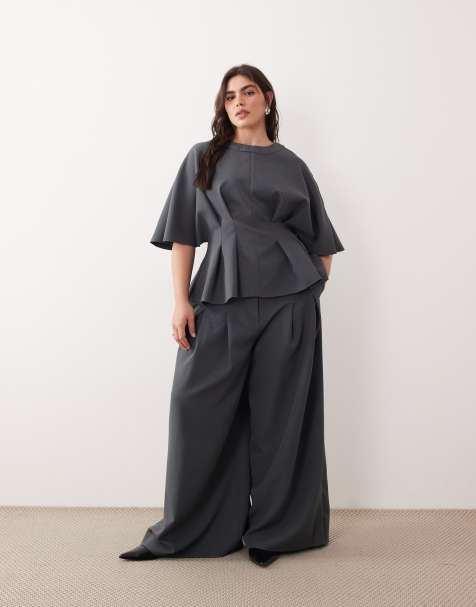 Conjunto gris carbón de pantalones de sastre de pernera ancha y top de manga corta con cintura plisada de ARRANGE Curve - view 1