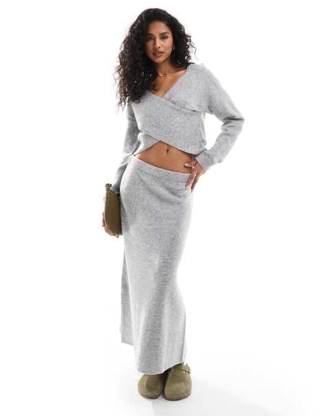 Conjunto gris claro de falda y jersey cruzado de punto de PIECES - view 1