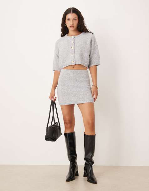 Conjunto gris claro de minifalda y cárdigan corto con botones de punto de SNDYS - view 1