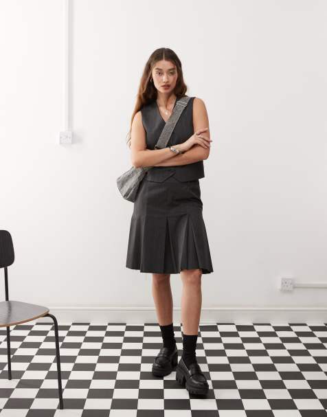 Conjunto gris con raya diplomática de chaleco y falda midi plisada de Weekday - view 1