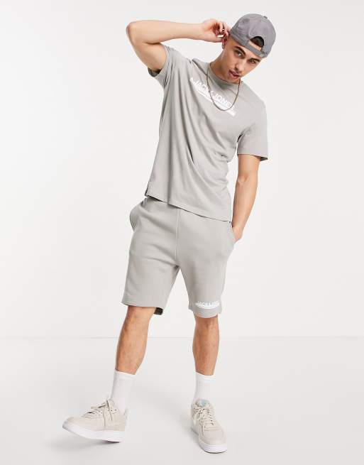 Conjunto gris de camiseta y pantalones cortos de Jack & Jones