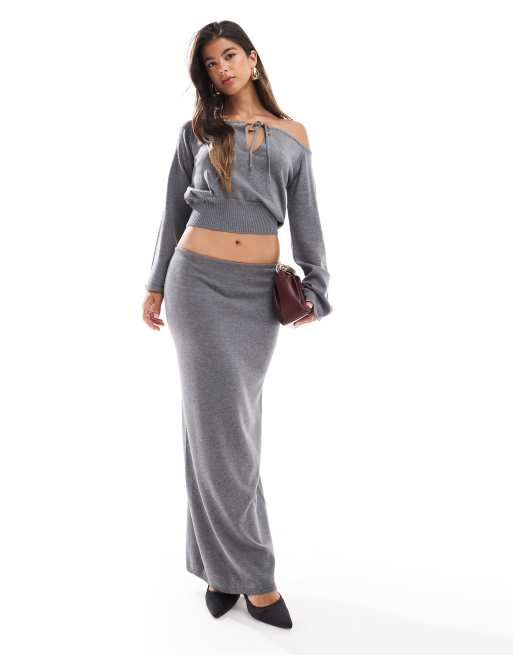 Conjunto gris de falda larga de talle bajo y top con escote Bardot y detalle de lazada de punto de SNDYS